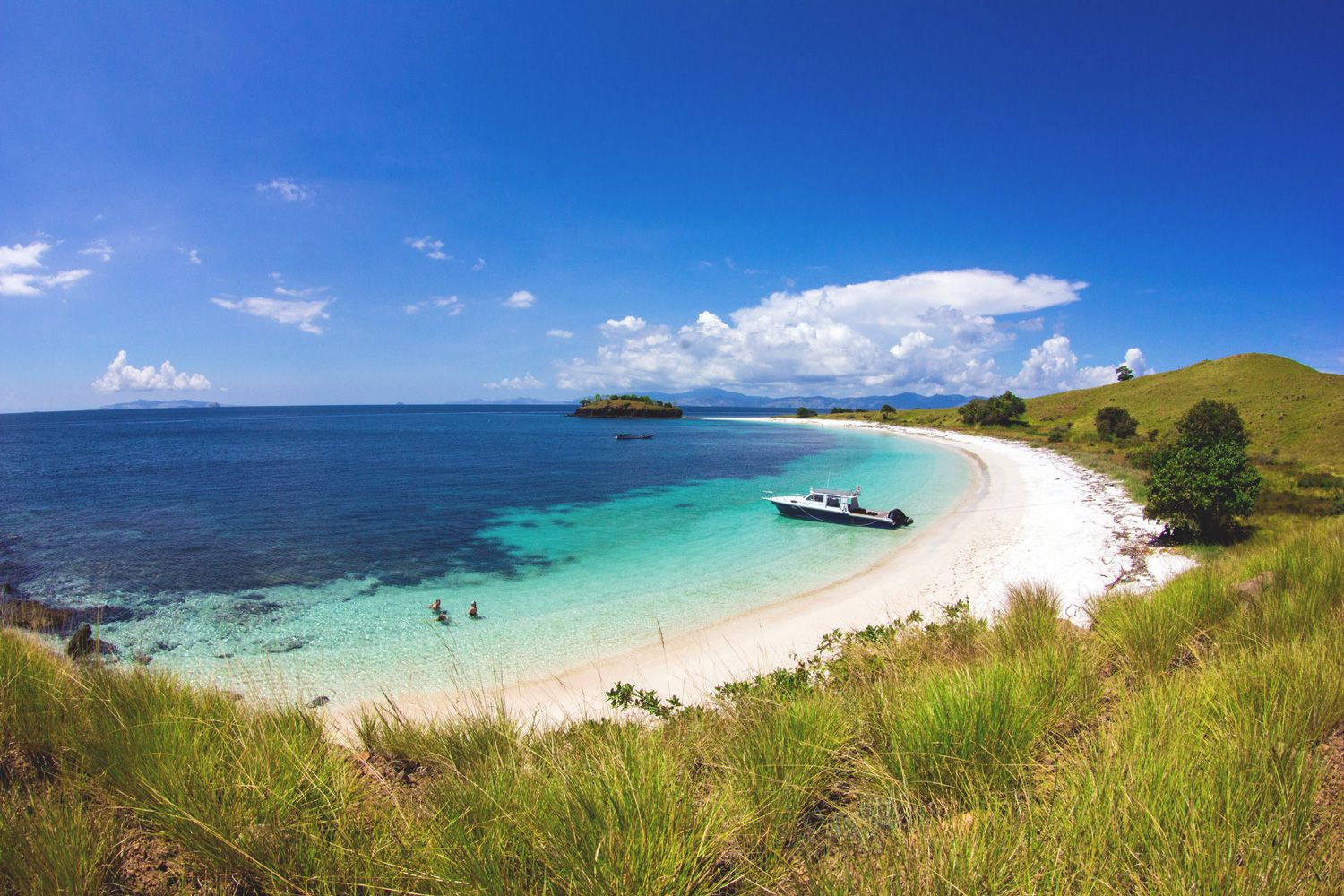 Kalimaya Dive Resort - Strand mit Tauchboot