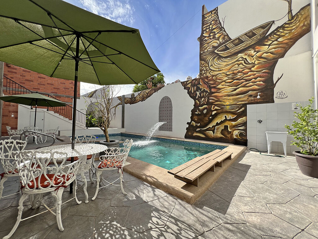 Pool im Innenhof