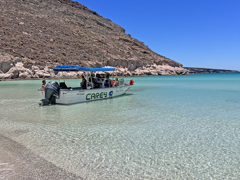 Tauchboot am Strand